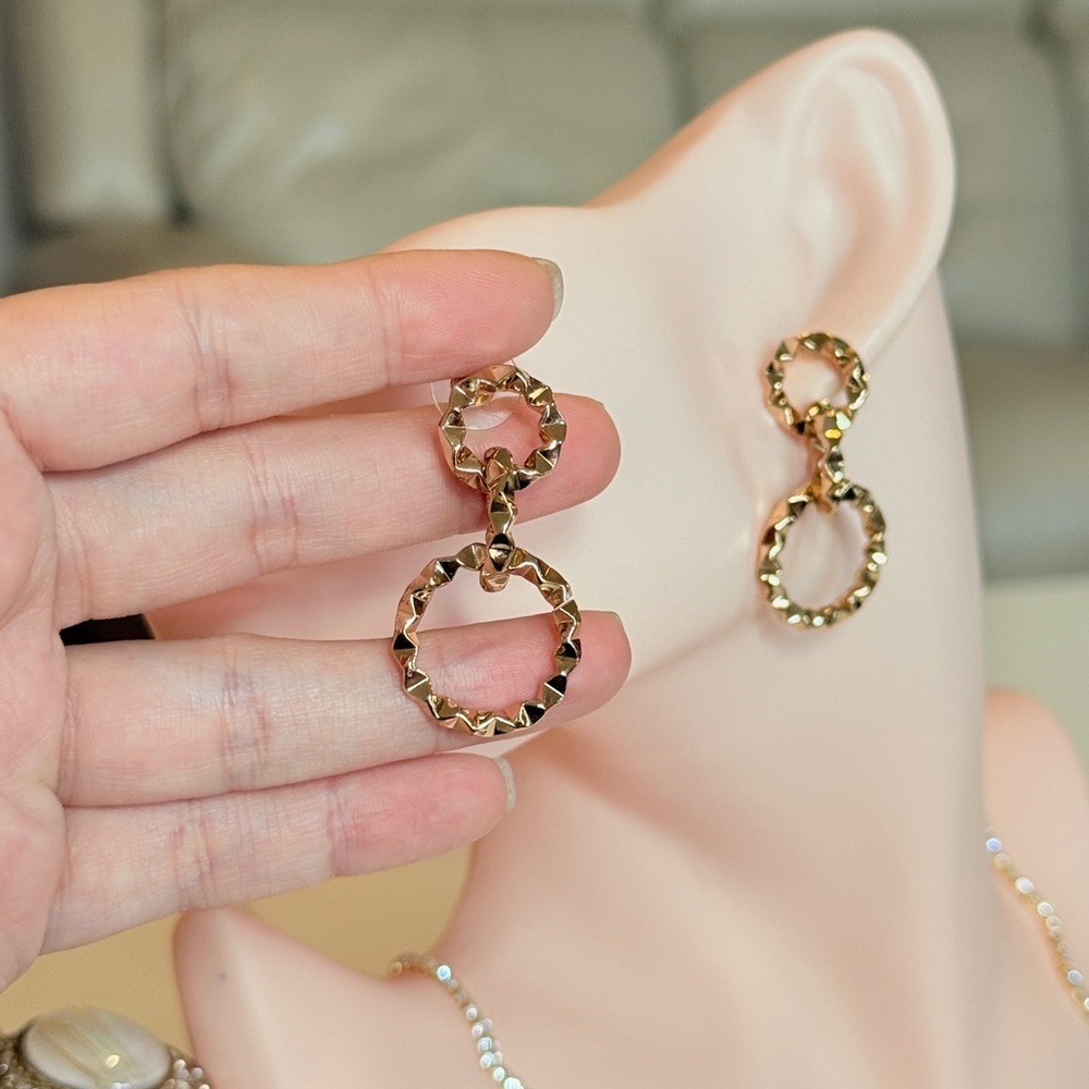⚜️ Trendy Gold Textured Earrings - Picture 3 of 5